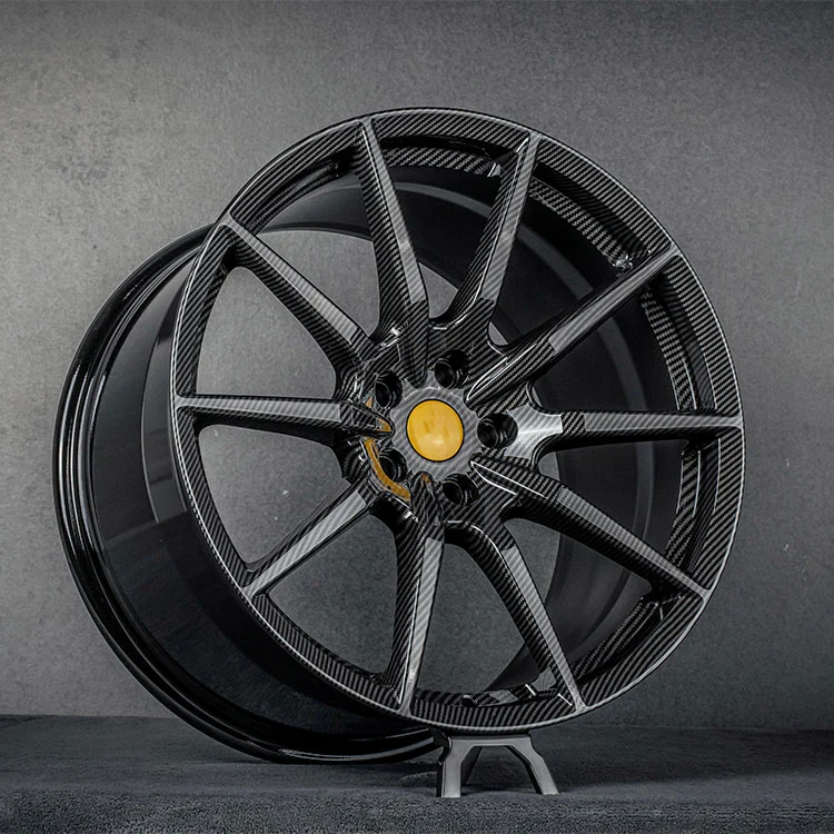 Versione da pista con ruote forgiate idro immerse in fibra di carbonio